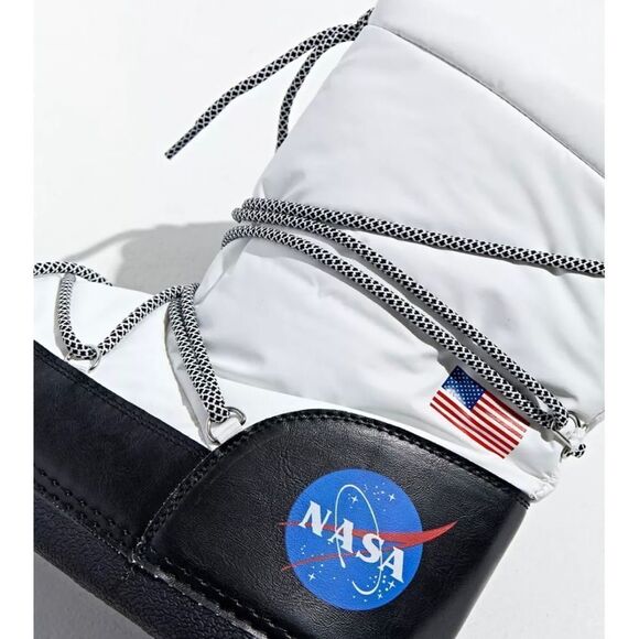 NASA space boot slippers
Size M 9/10 
NWOT never worn - Picture 2 of 11